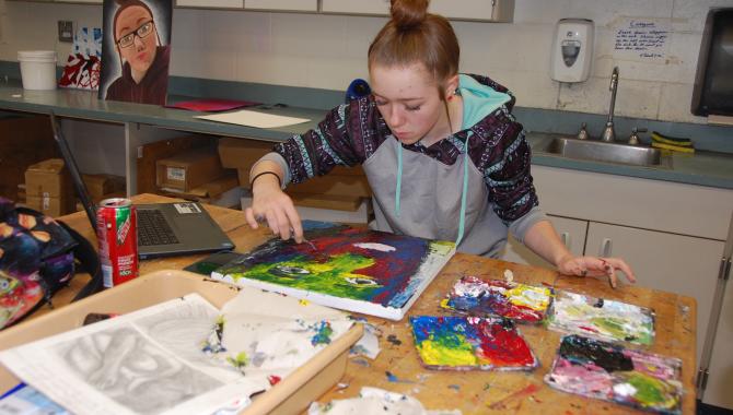 Student in art class
