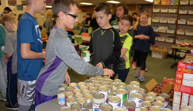 students packing food for the food shelf