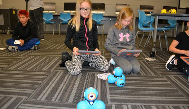 girls programming robots