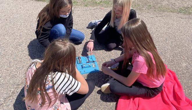 Gr 4 students learning outside
