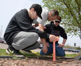 CIS Landscaping students install a mulch bed border